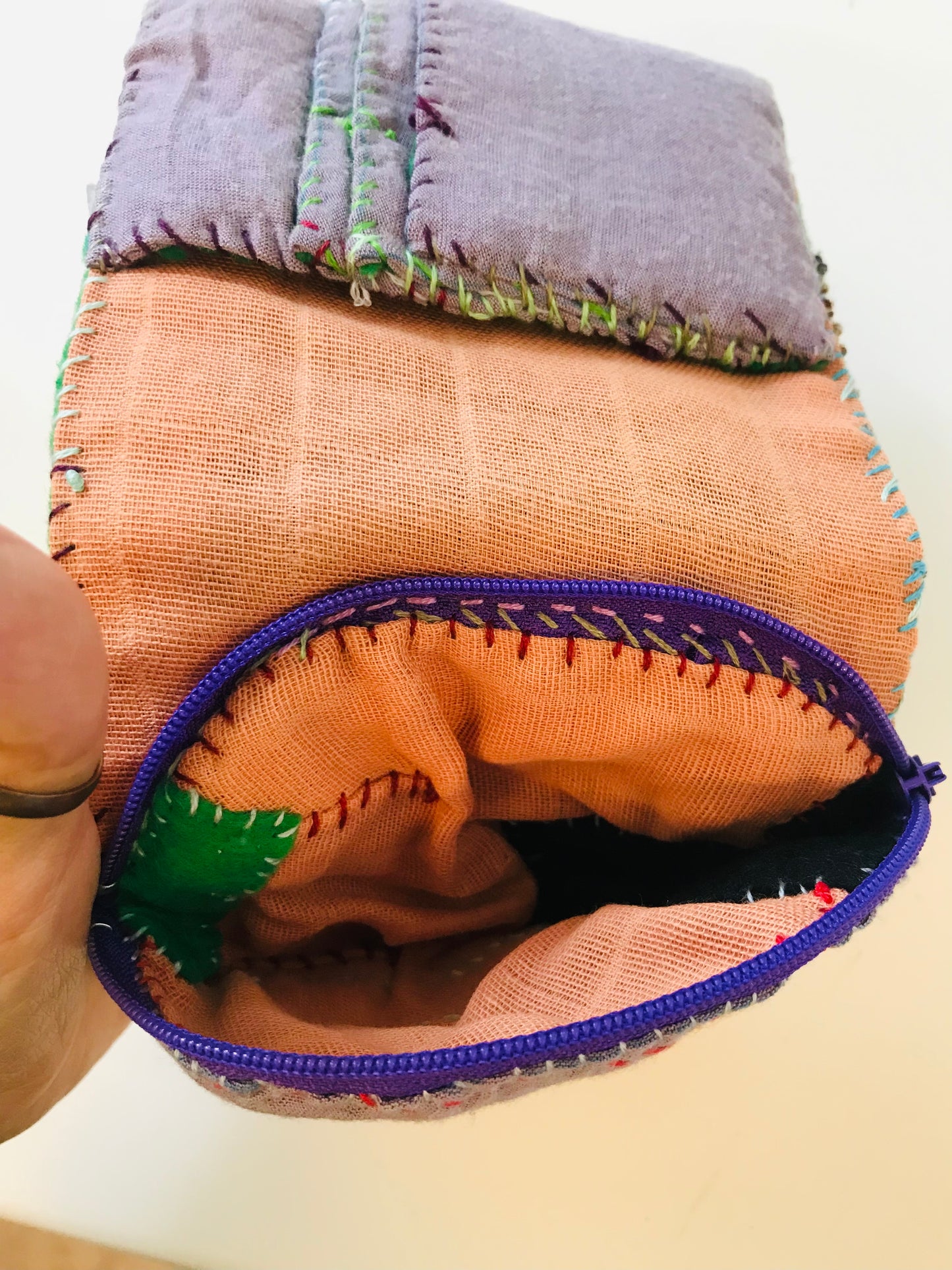 財布　布財布　ハンドメイド　手縫い　刺繍　パッチワーク　二つ折り　1858