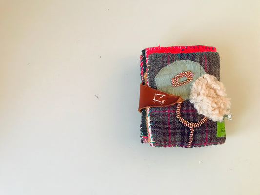 財布　布財布　ハンドメイド　手縫い　刺繍　パッチワーク　二つ折り　1910
