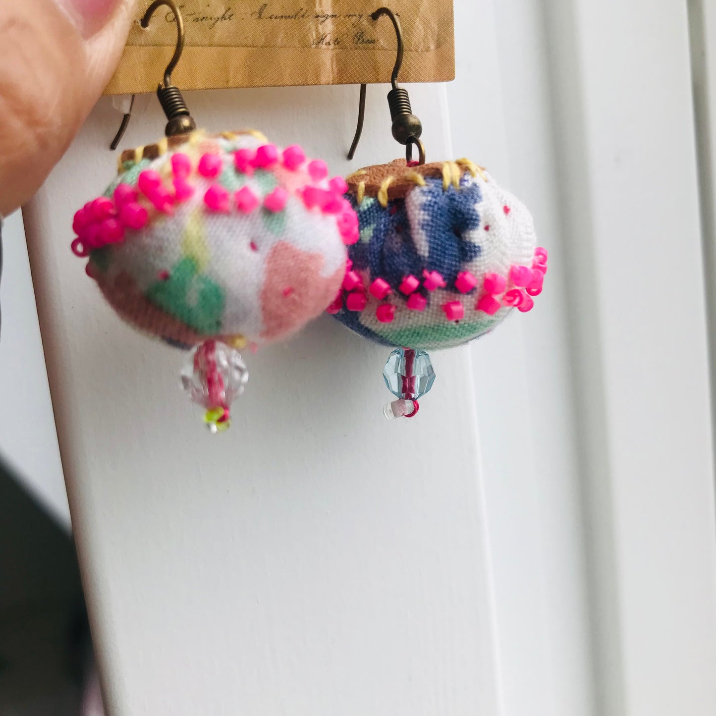 アクセサリー　手縫いのピアス　多分アシンメトリー　イヤリング　ビーズ　  布製　スローファッション　ハンドメイド　1838