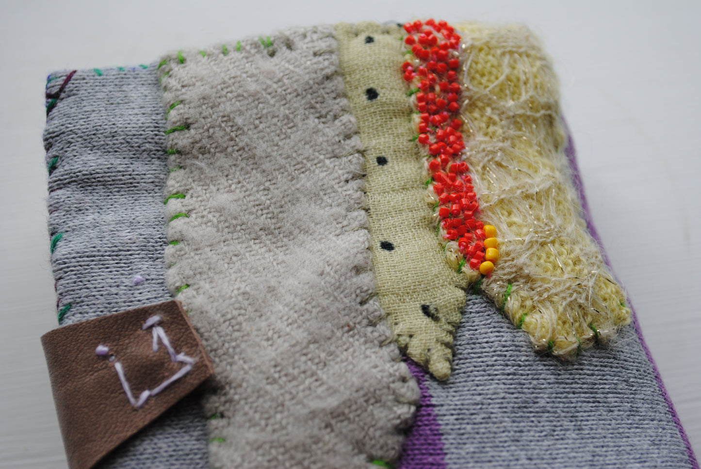 財布　布財布　ハンドメイド　手縫い　刺繍　パッチワーク　二つ折り　1816