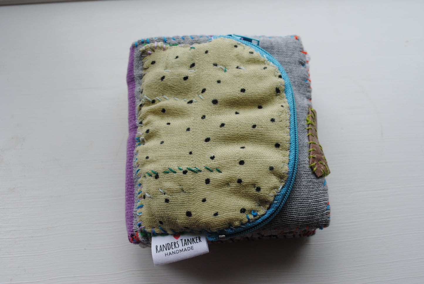 財布　布財布　ハンドメイド　手縫い　刺繍　パッチワーク　二つ折り　1816