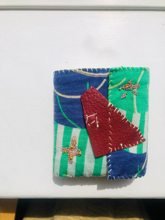 財布　布財布　ハンドメイド　手縫い　刺繍　パッチワーク　二つ折り　2495