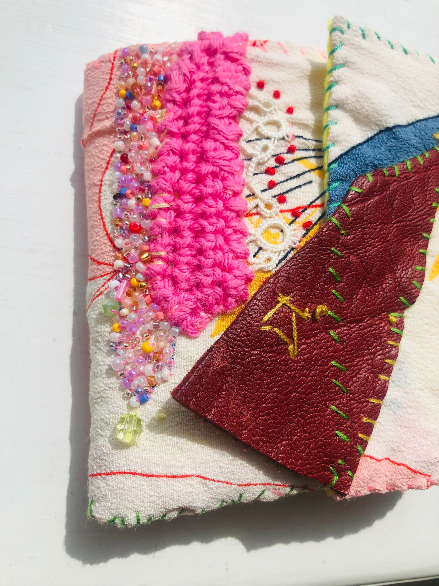 財布　布財布　ハンドメイド　手縫い　刺繍　パッチワーク　二つ折り　2491