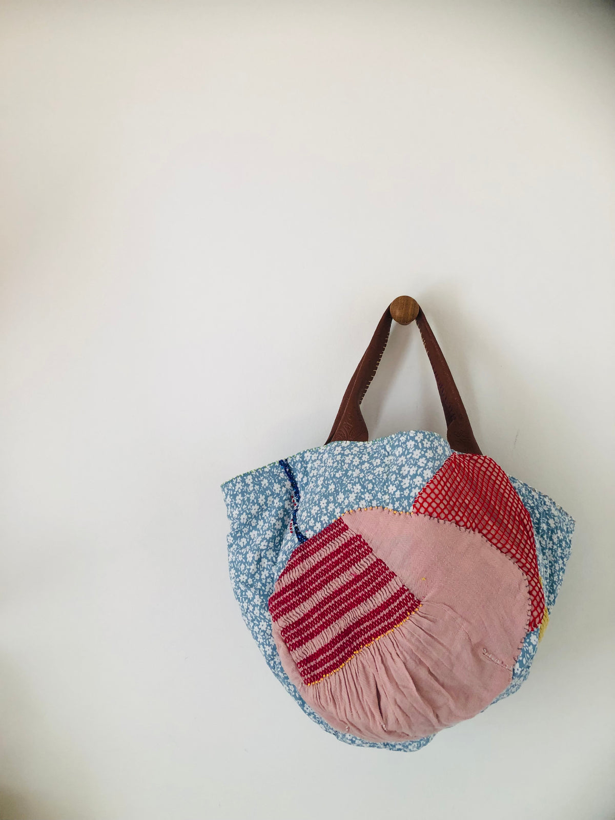 Bag 手縫いのバッグ 布製　トートバッグ　スローファッション　ハンドメイド　2536