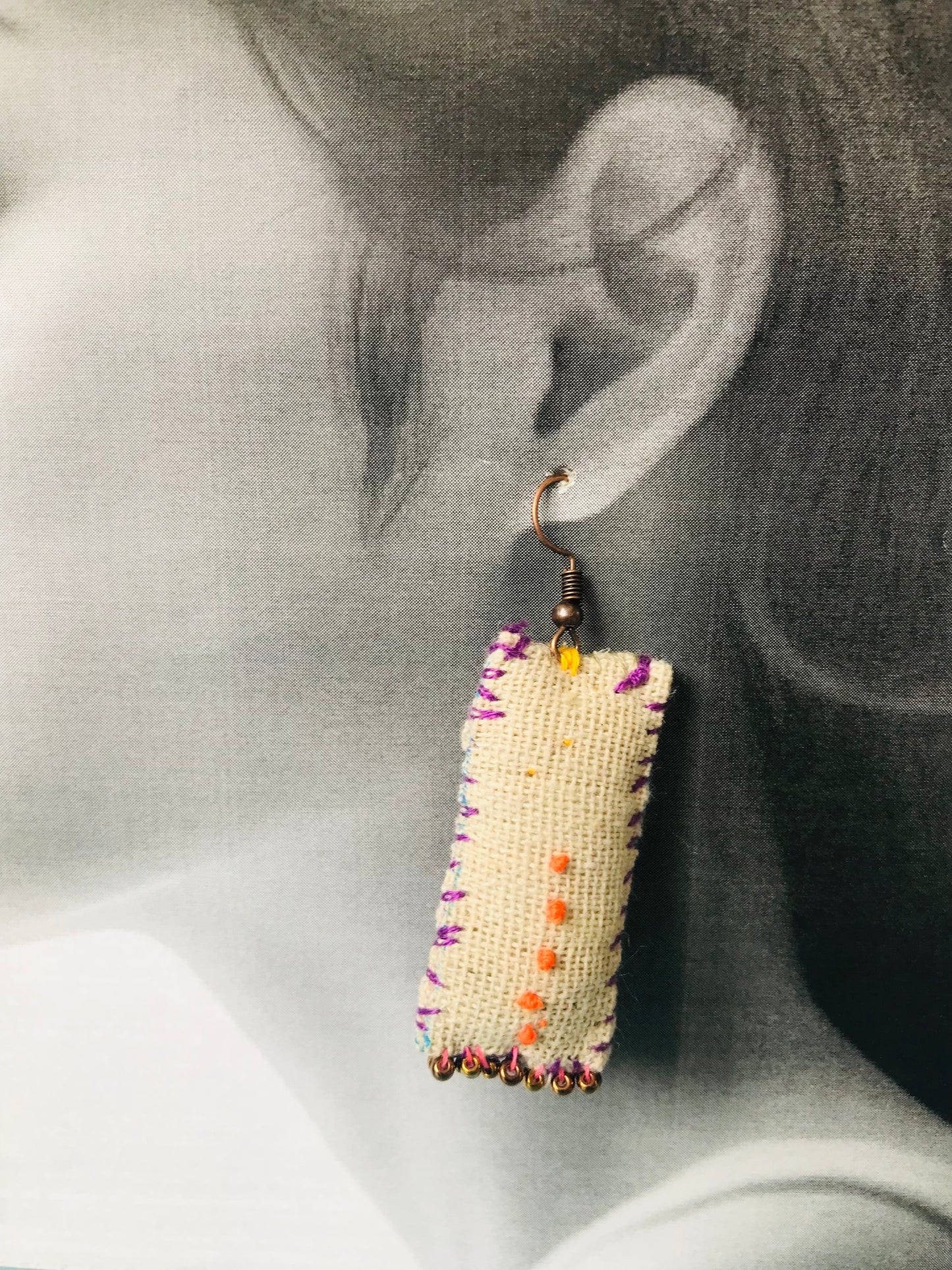 tilbehør håndsyede øreringe muligvis asymmetriske øreringe perler stof slow fashion håndlavede 1744 