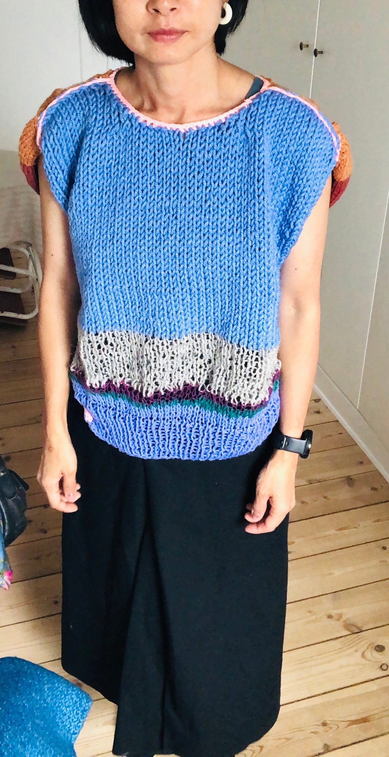 Sweater, hand-knitted, slow fashion, fancy yarn, one-of-a-kind, short-sleeved, 2512