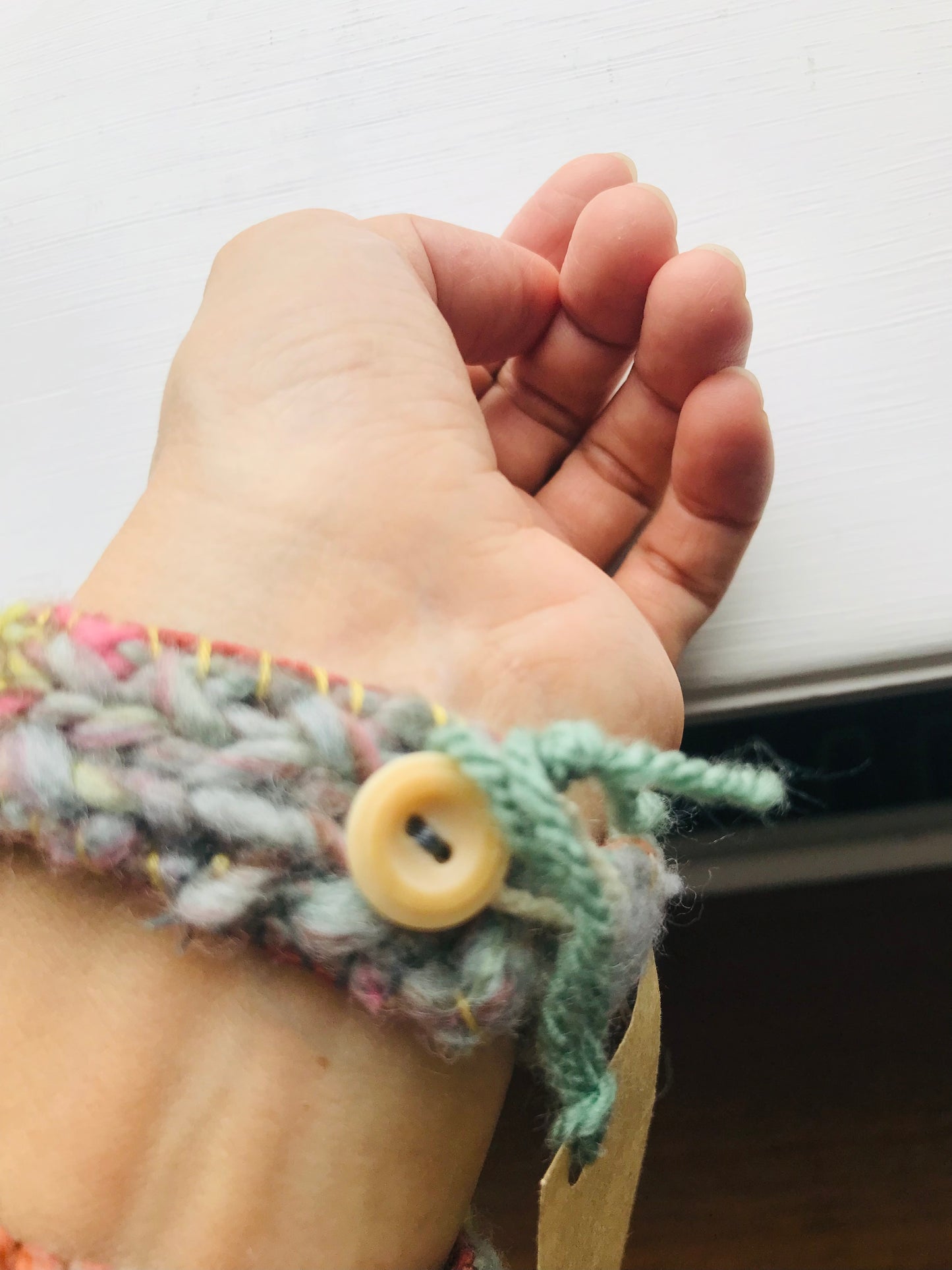 Håndsyede armbånd og armbånd i stof med håndspundet garn og perlebroderi. 2049