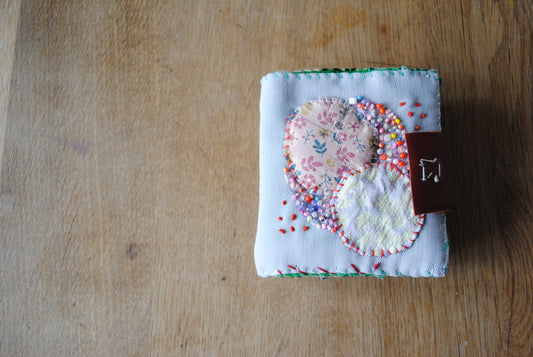 財布　布財布　ハンドメイド　手縫い　刺繍　パッチワーク　二つ折り　1813
