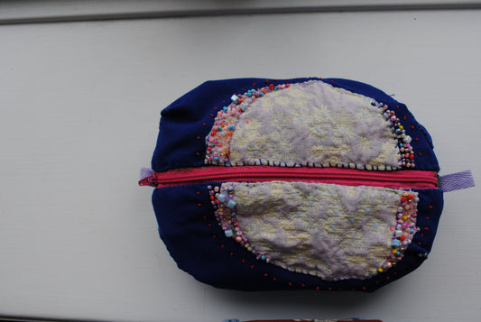 ポーチ　手縫い　布製　 ハンドメイド　ビーズ刺繍　1787