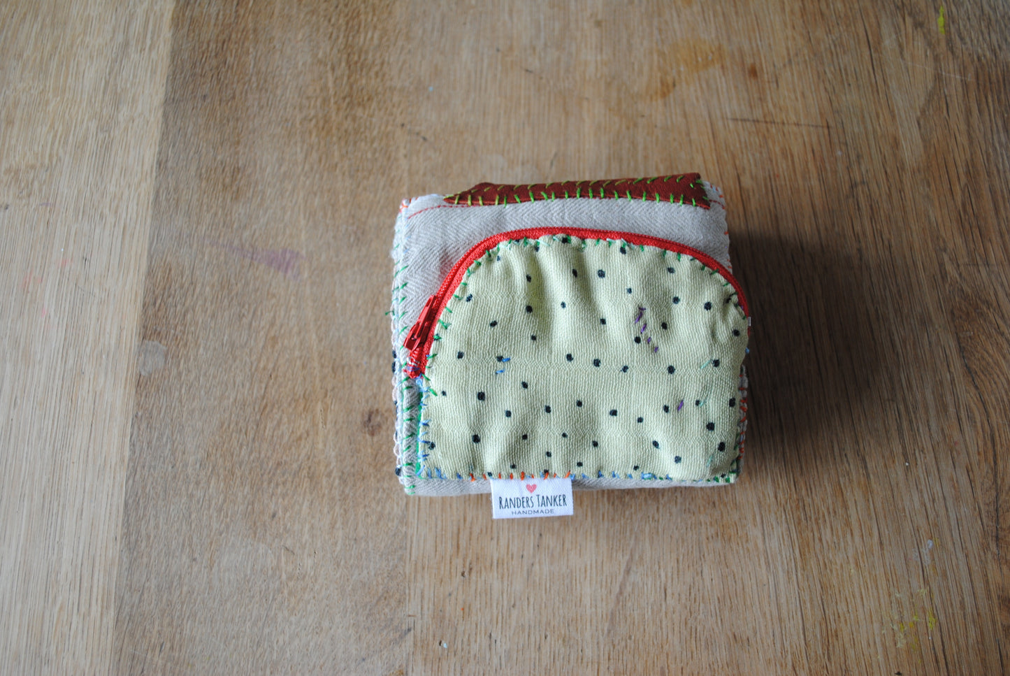 財布　布財布　ハンドメイド　手縫い　刺繍　パッチワーク　二つ折り　1811