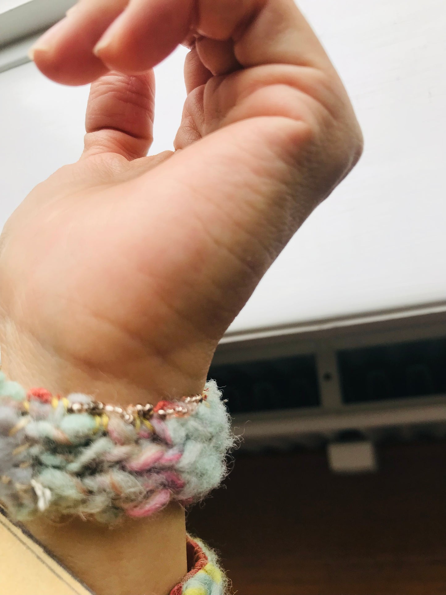 Håndsyede armbånd og armbånd i stof med håndspundet garn og perlebroderi. 2049