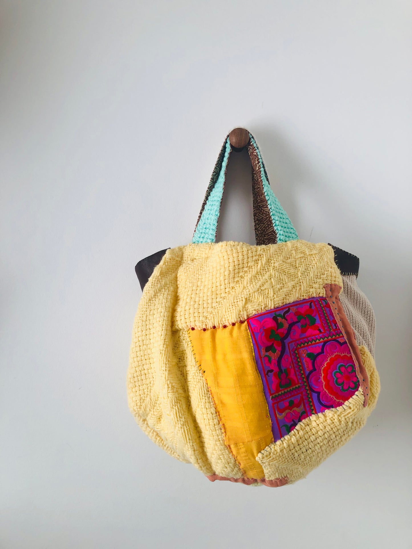 Bag 手縫いのバッグ　布製　トートバッグ　スローファッション　ワンハンドルバッグ　ハンドメイド　2409