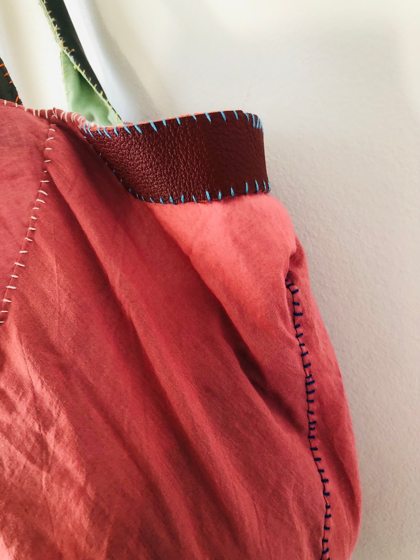 Bag 手縫いのバッグ　布製　トートバッグ　スローファッション　ワンハンドルバッグ　ハンドメイド　2405