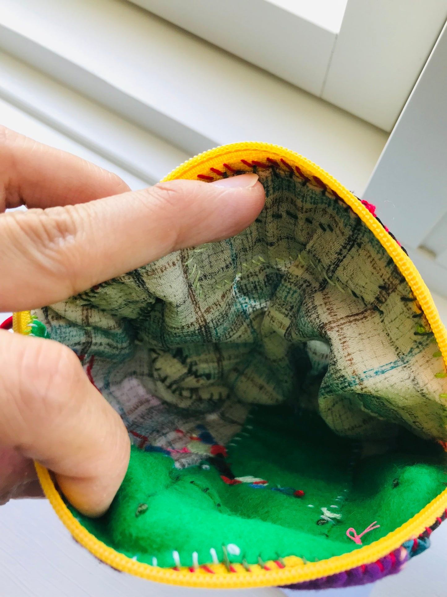 コインケース　ビーズ　手縫い　刺繍　布　小銭入れ ポーチ　ハンドメイド  1758
