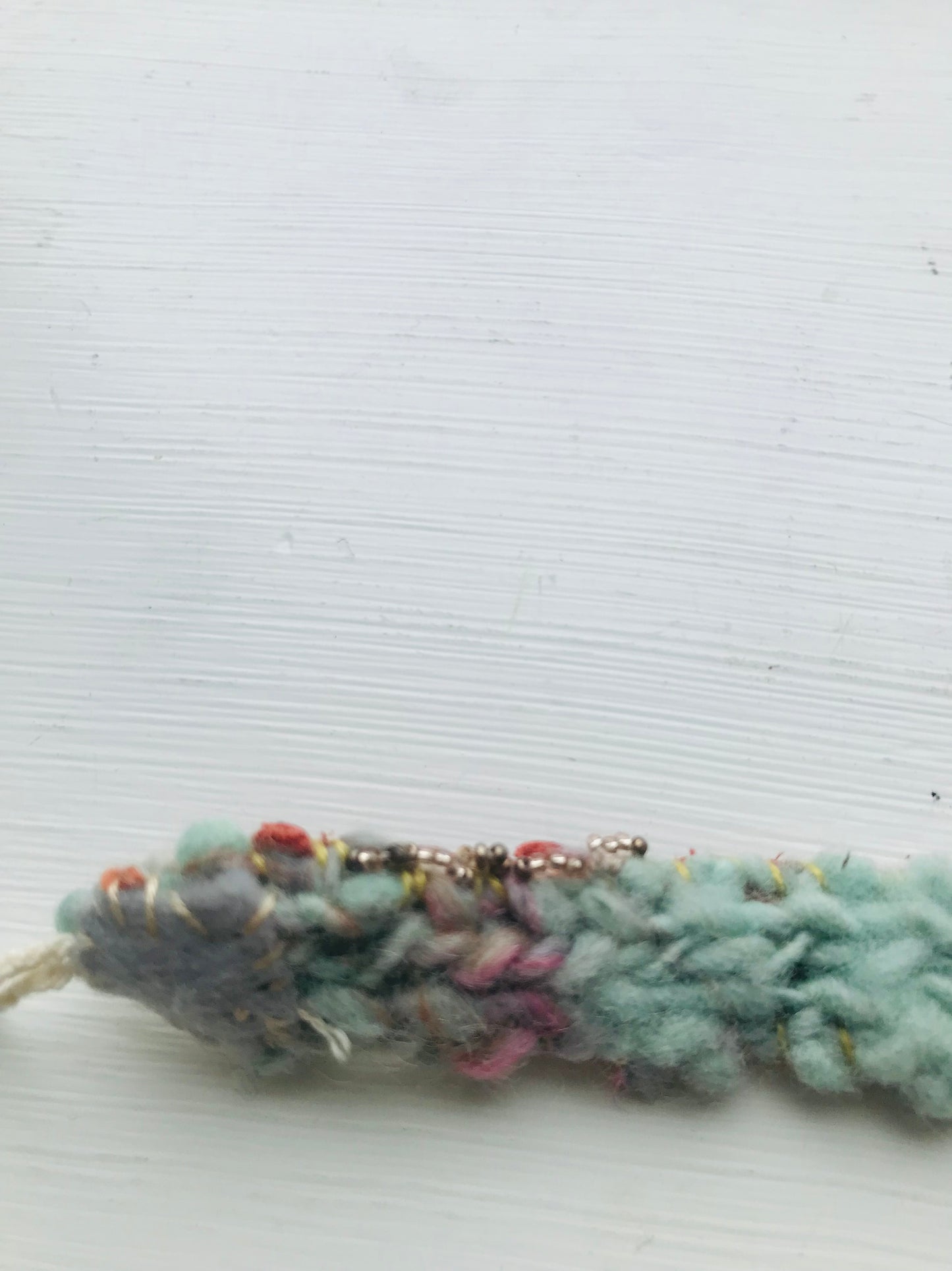 Håndsyede armbånd og armbånd i stof med håndspundet garn og perlebroderi. 2049