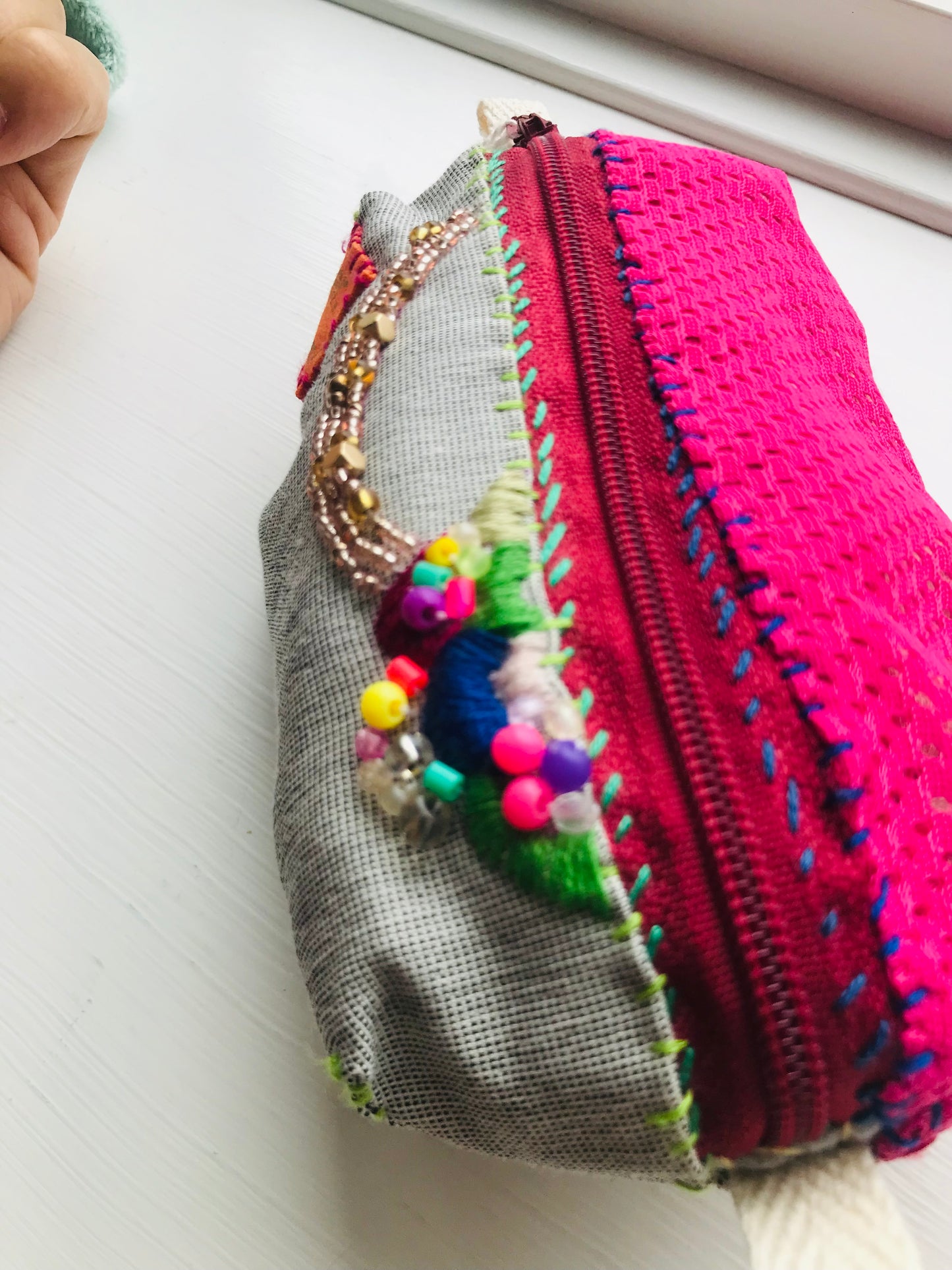 ポーチ　手縫い　布製　 ペンケース　小物入れ　ハンドメイド　ビーズ刺繍　2045