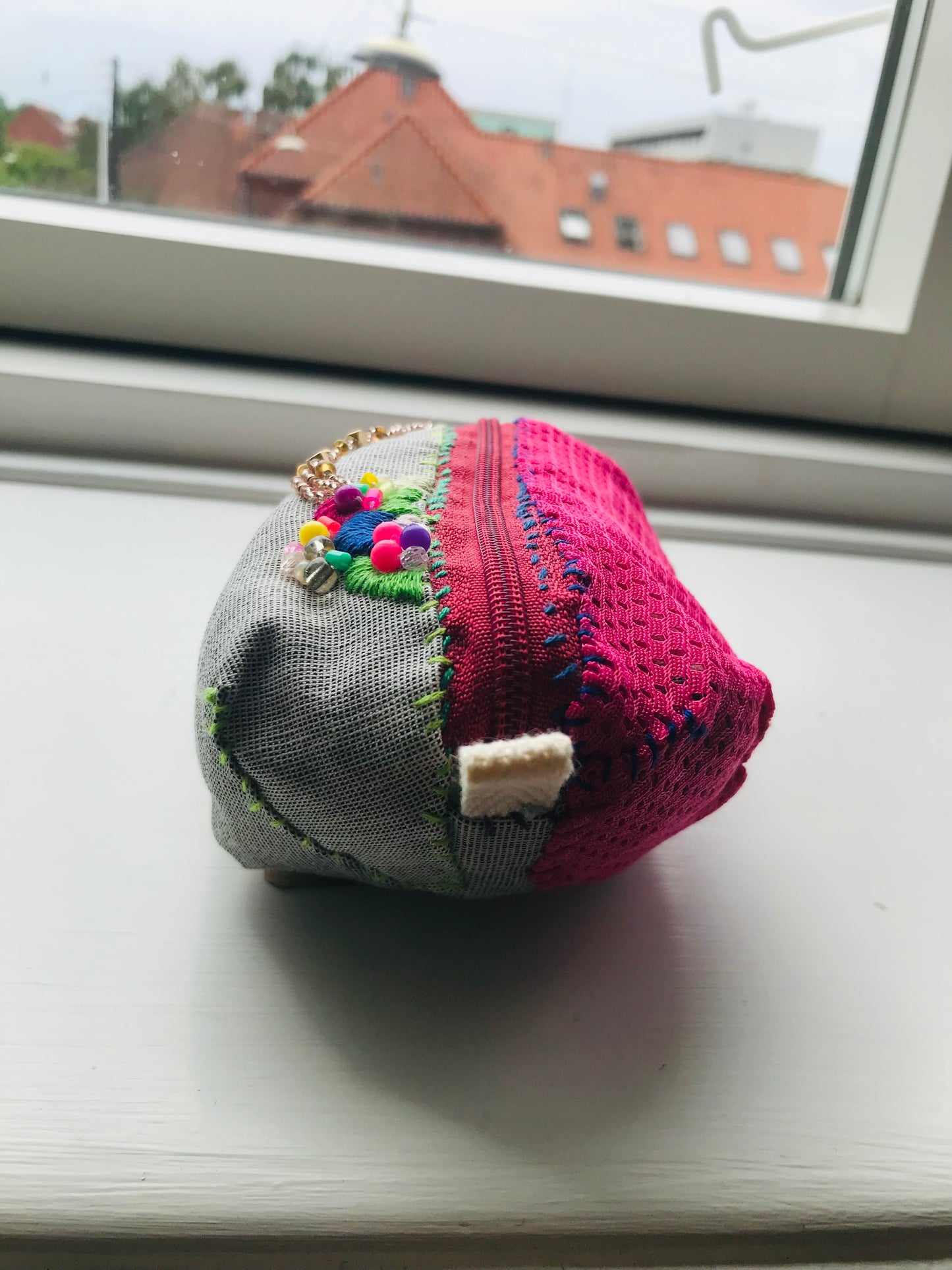 ポーチ　手縫い　布製　 ペンケース　小物入れ　ハンドメイド　ビーズ刺繍　2045