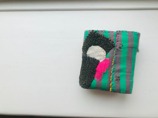 財布　布財布　ハンドメイド　手縫い　刺繍　パッチワーク　二つ折り　2054