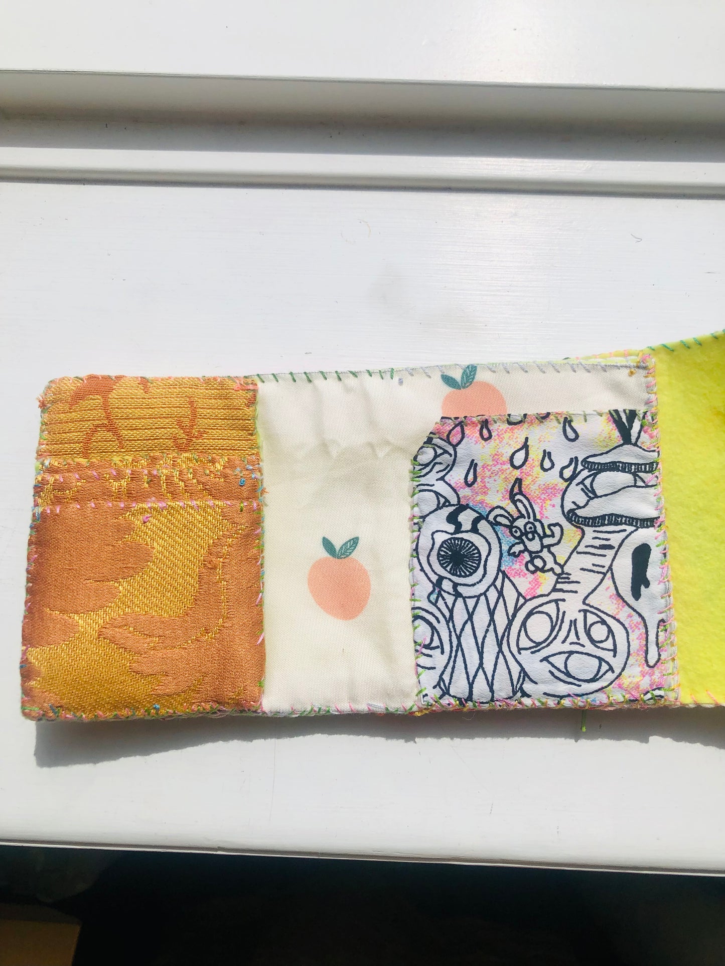 財布　布財布　ハンドメイド　手縫い　刺繍　パッチワーク　二つ折り　2491