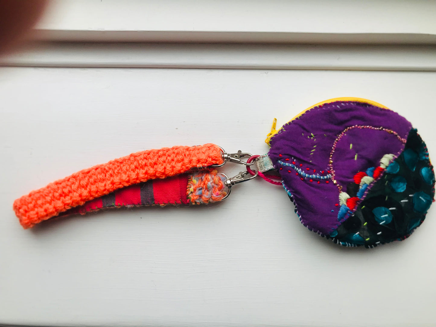 コインケース　ビーズ　手縫い　刺繍　布　小銭入れ ポーチ　ハンドメイド  1758