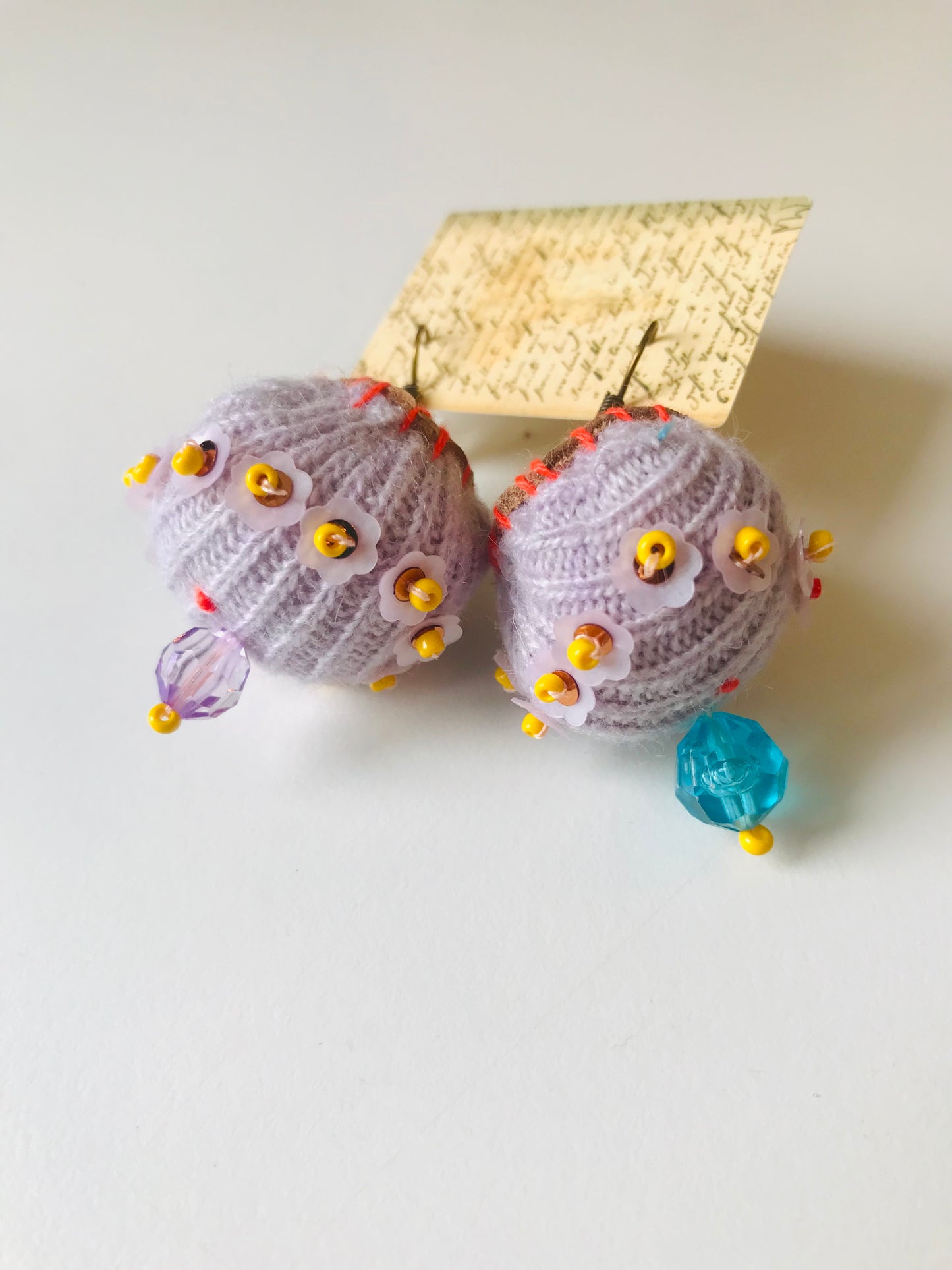 アクセサリー　手縫いのピアス　多分アシンメトリー　イヤリング　ビーズ　  布製　スローファッション　ハンドメイド　1845