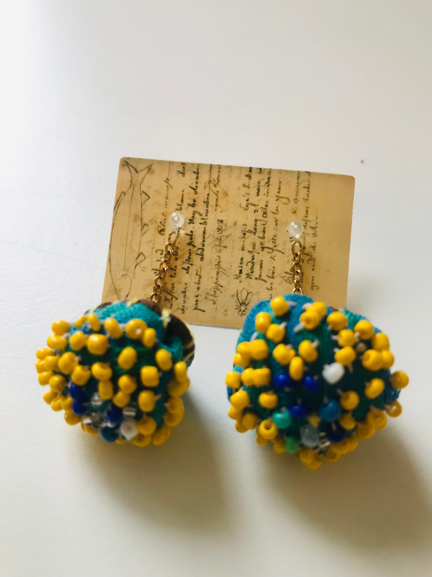 アクセサリー　手縫いのピアス　多分アシンメトリー　イヤリング　ビーズ　  布製　スローファッション　ハンドメイド　1843