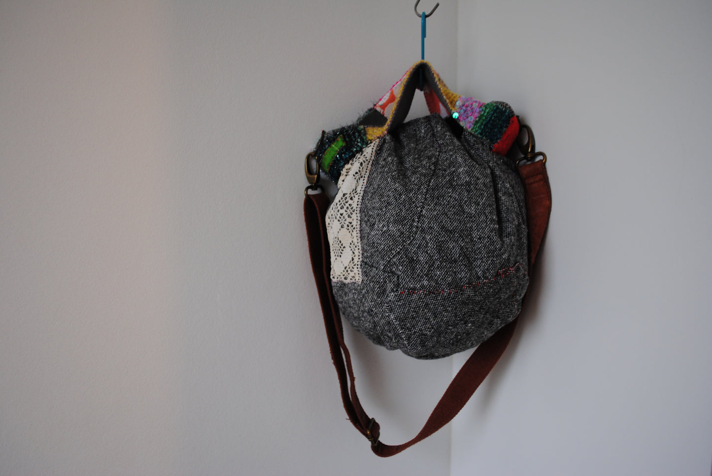 Bag   手縫いのバッグ　  布製　本革持ち手　スローファッション　ハンドメイド　1868