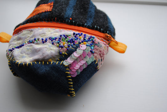 ポーチ　手縫い　布製　 ペンケース　小物入れ　ハンドメイド　ビーズ刺繍　1881