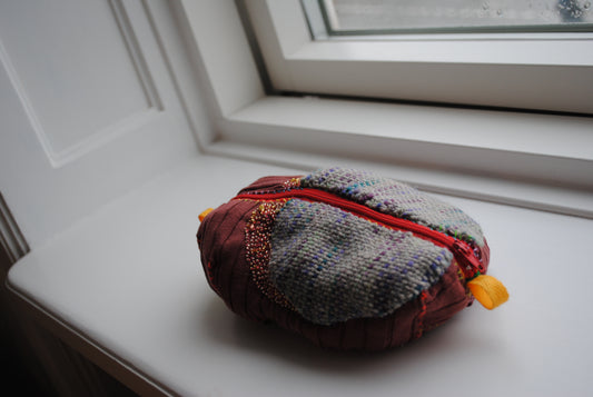 ポーチ　手縫い　布製　 ペンケース　小物入れ　ハンドメイド　ビーズ刺繍　1874