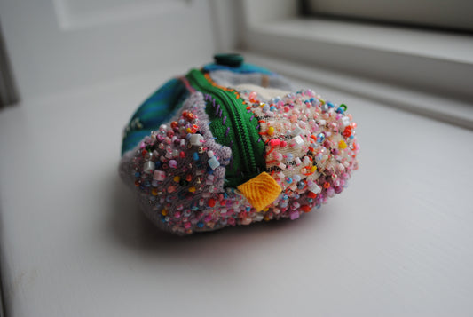 ポーチ　手縫い　布製　 ペンケース　小物入れ　ハンドメイド　ビーズ刺繍　1883