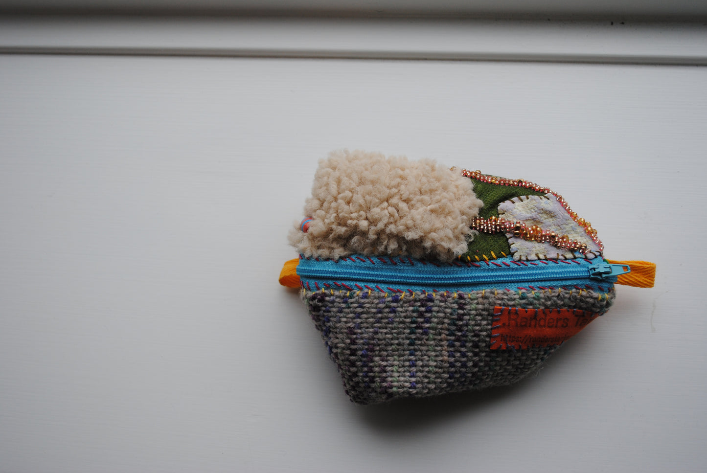 ポーチ　手縫い　布製　 ペンケース　小物入れ　ハンドメイド　ビーズ刺繍　1876
