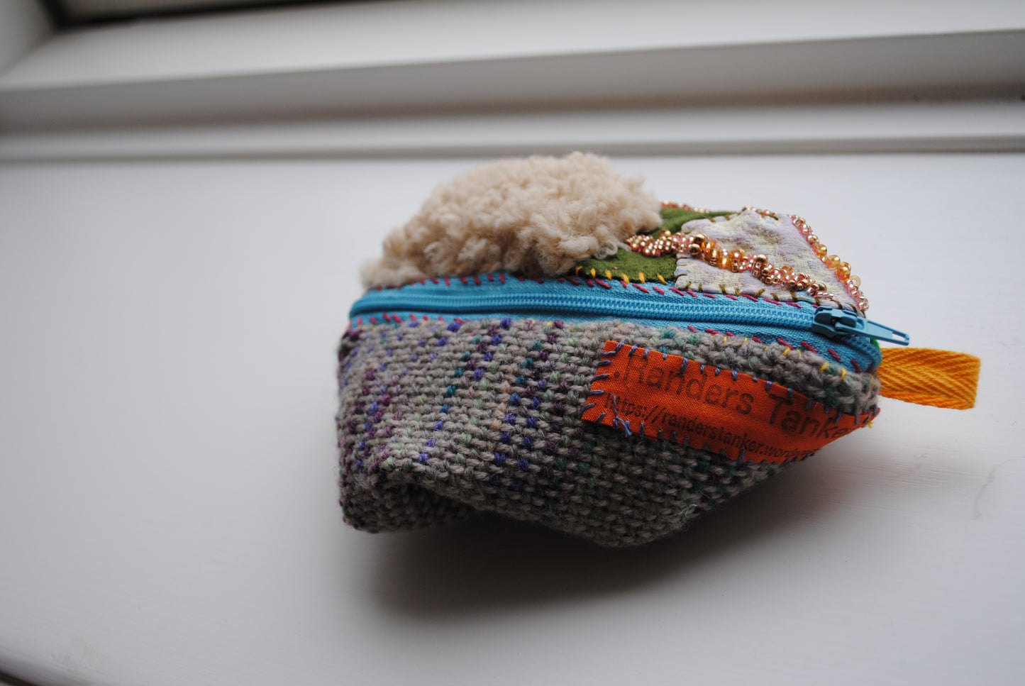 ポーチ　手縫い　布製　 ペンケース　小物入れ　ハンドメイド　ビーズ刺繍　1876