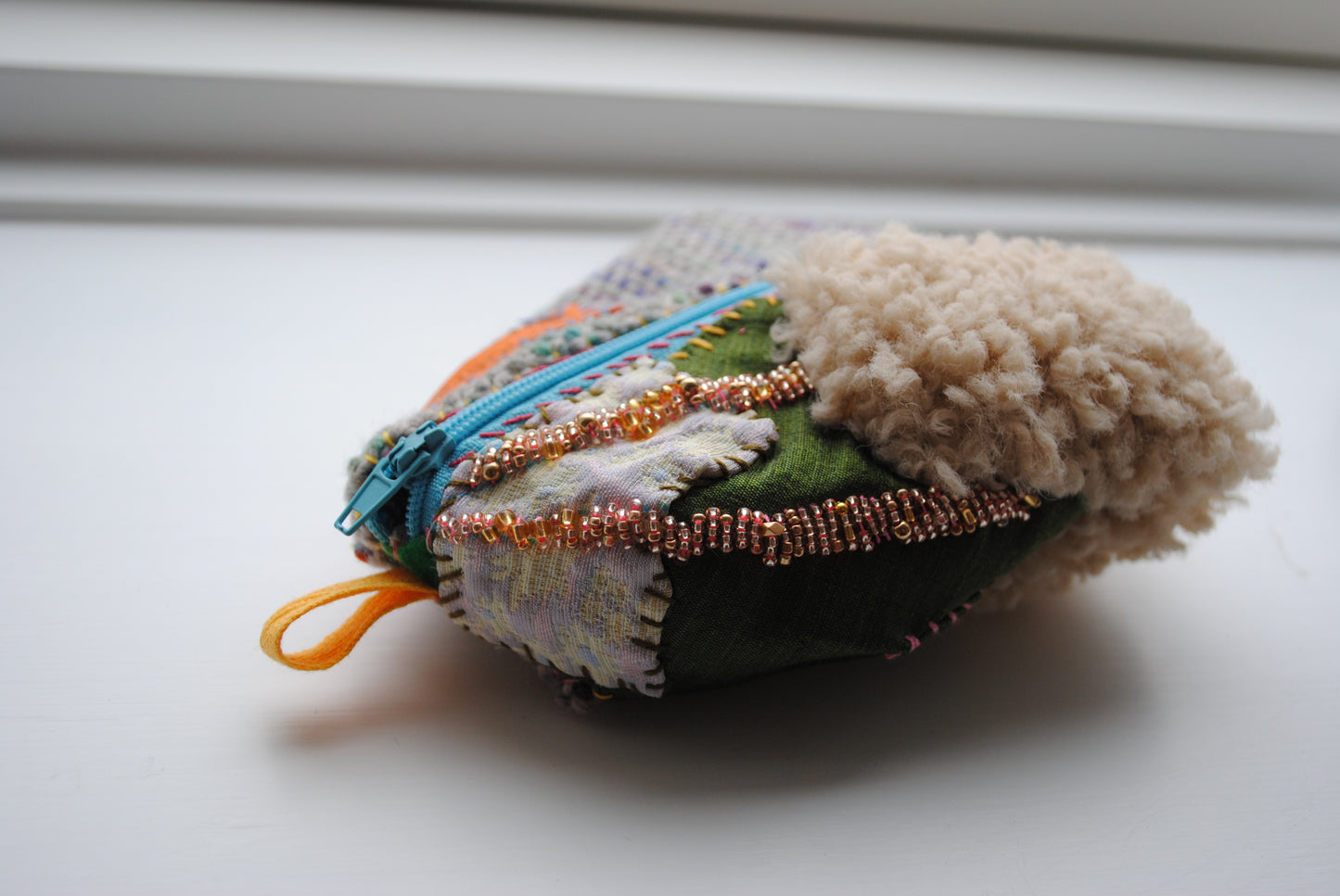 ポーチ　手縫い　布製　 ペンケース　小物入れ　ハンドメイド　ビーズ刺繍　1876