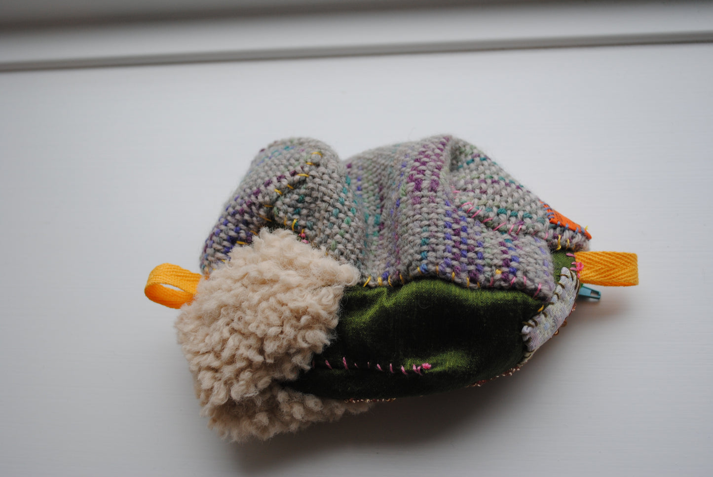 ポーチ　手縫い　布製　 ペンケース　小物入れ　ハンドメイド　ビーズ刺繍　1876