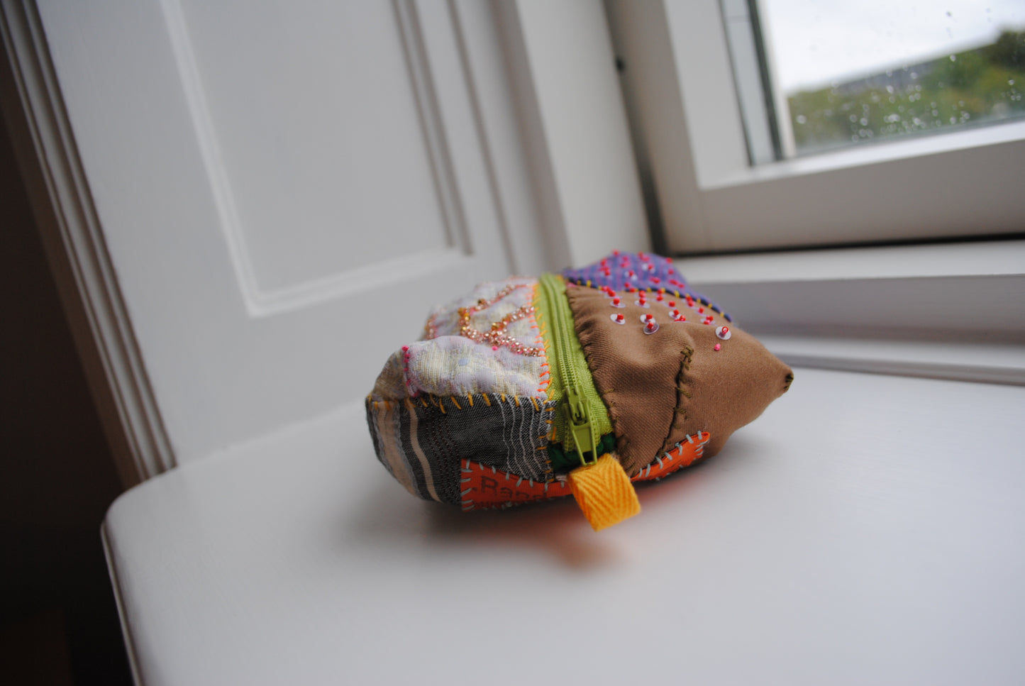 ポーチ　手縫い　布製　 ペンケース　小物入れ　ハンドメイド　ビーズ刺繍　1882