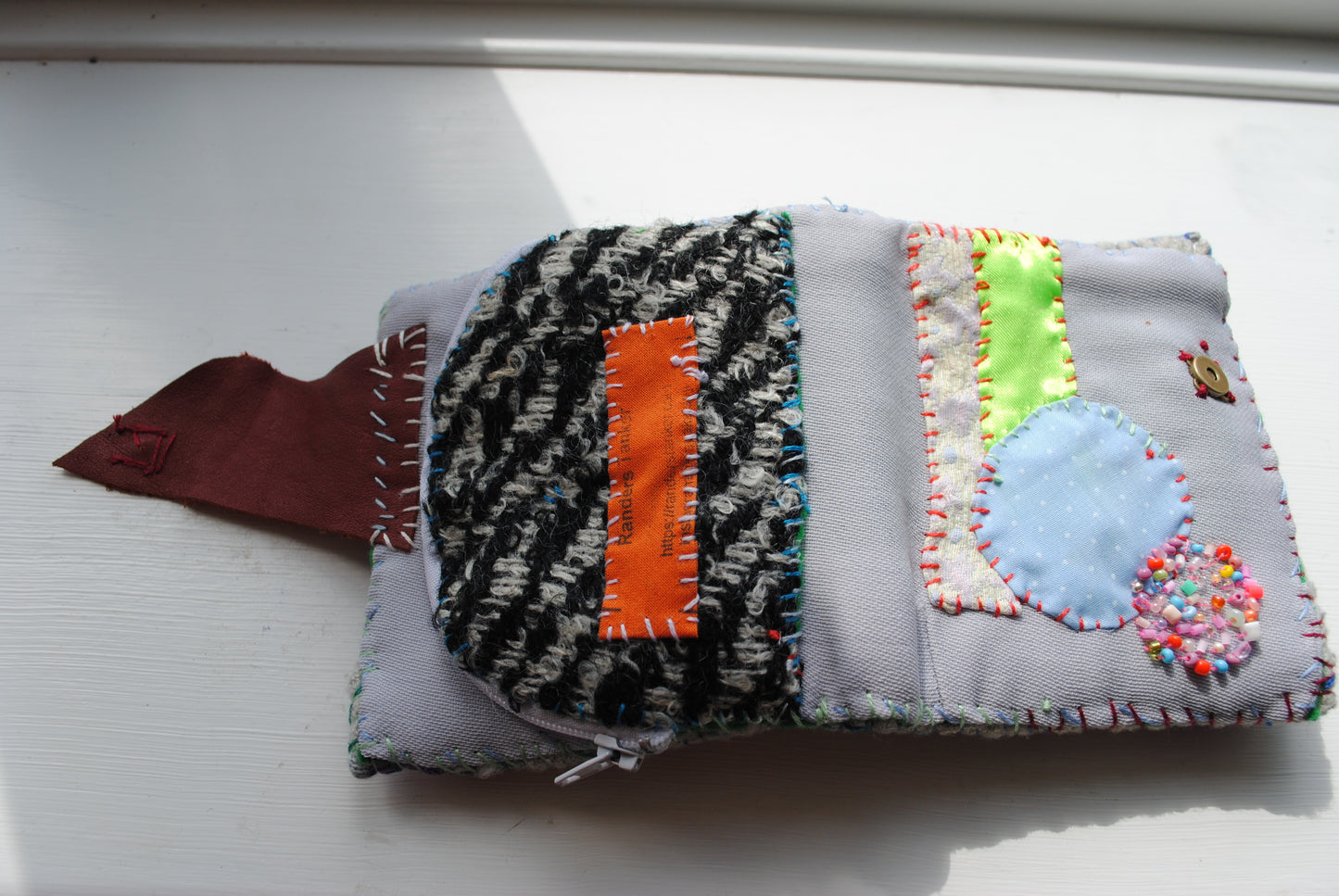 財布　布財布　ハンドメイド　手縫い　刺繍　パッチワーク　二つ折り　1812