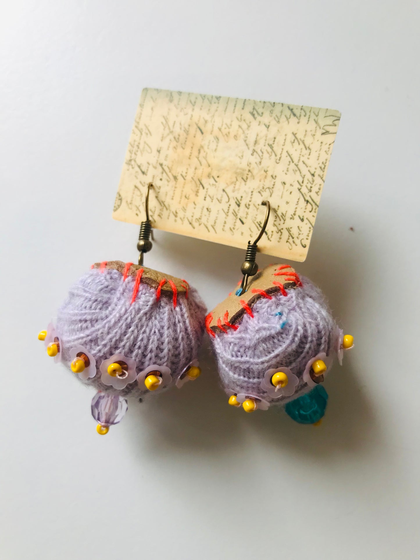 アクセサリー　手縫いのピアス　多分アシンメトリー　イヤリング　ビーズ　  布製　スローファッション　ハンドメイド　1845