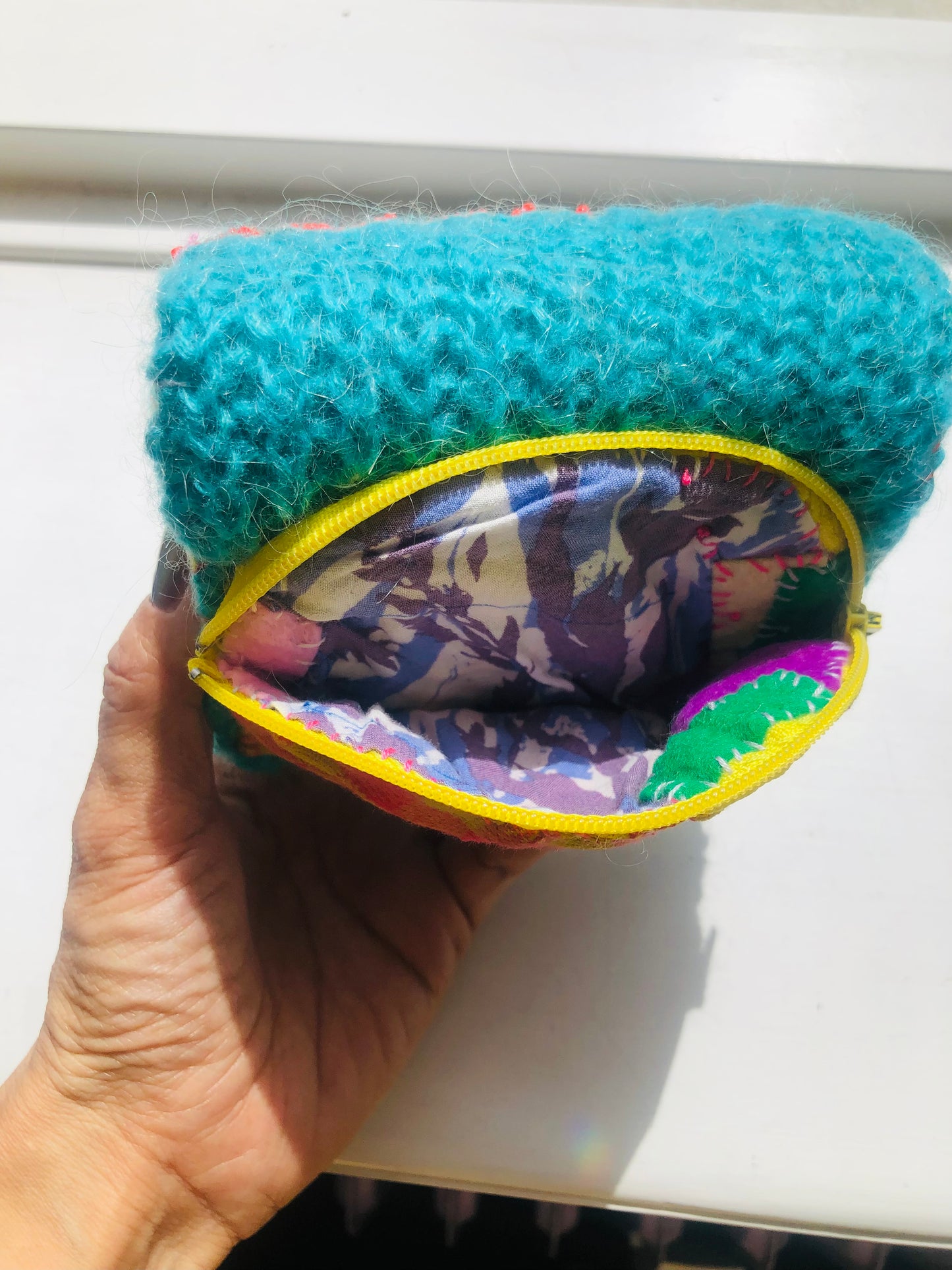 財布　布財布　ハンドメイド　手縫い　刺繍　パッチワーク　二つ折り　2492