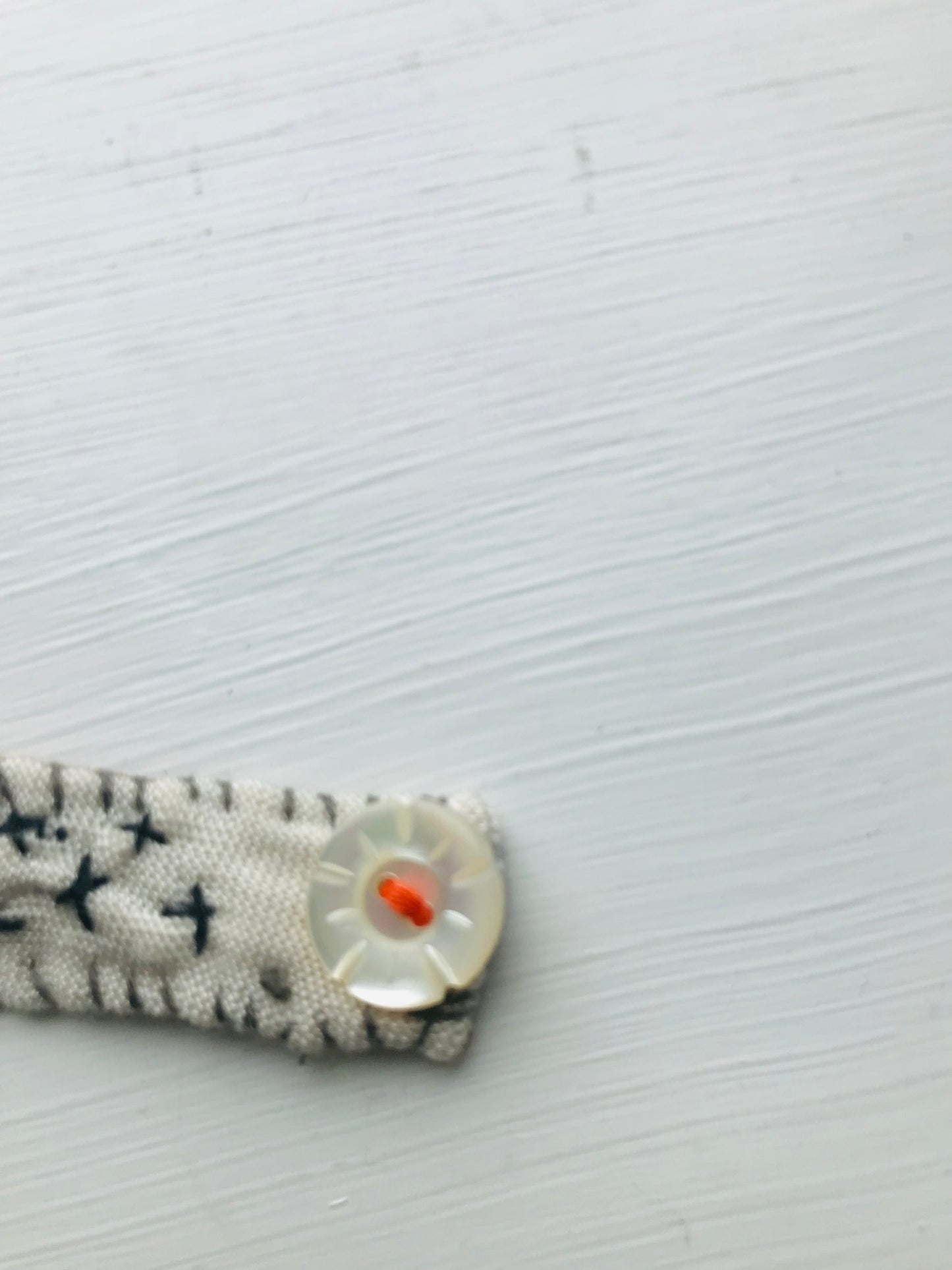 Håndsyede stofarmbånd med håndspundet garn og perlebroderi. 2048