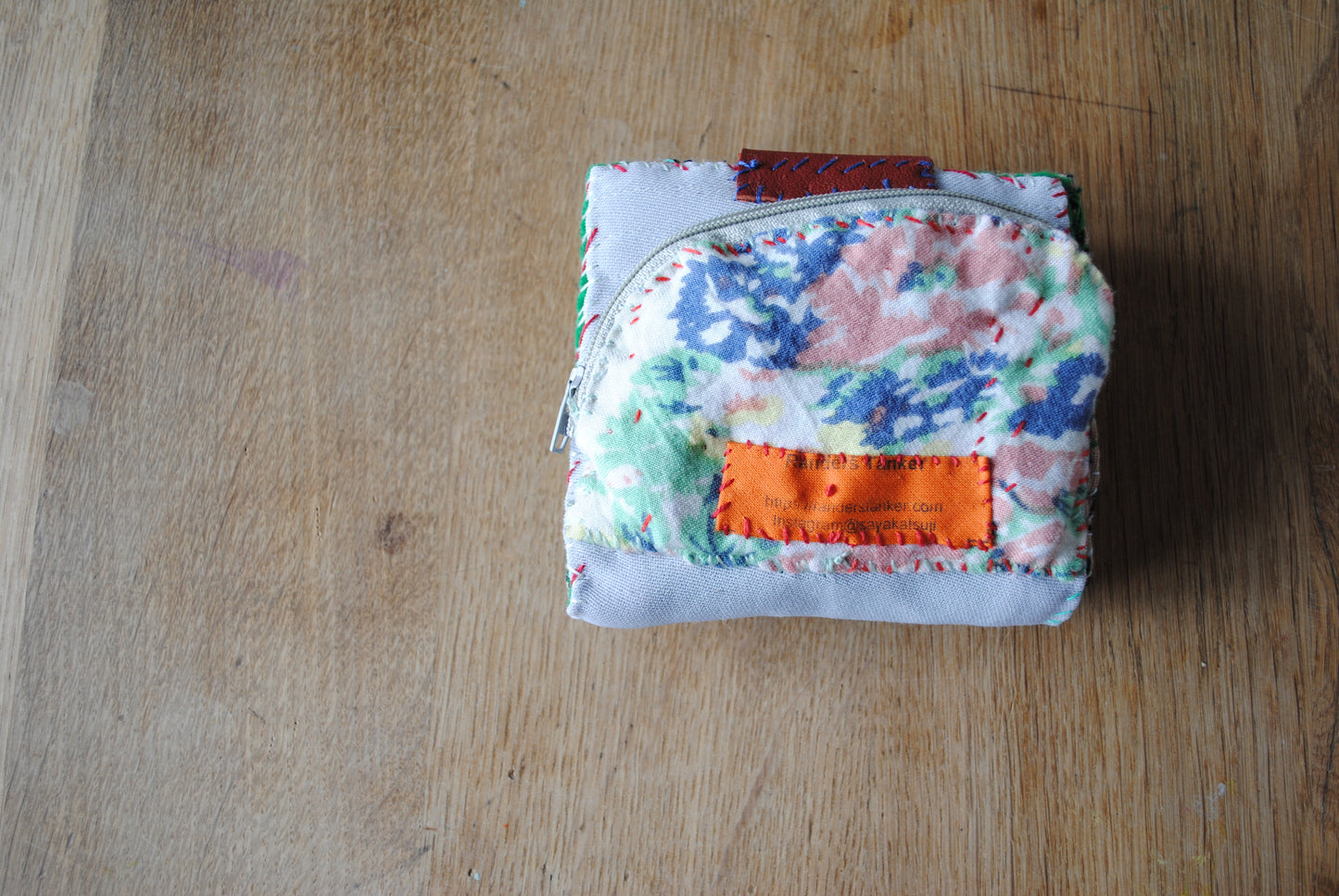 財布　布財布　ハンドメイド　手縫い　刺繍　パッチワーク　二つ折り　1813