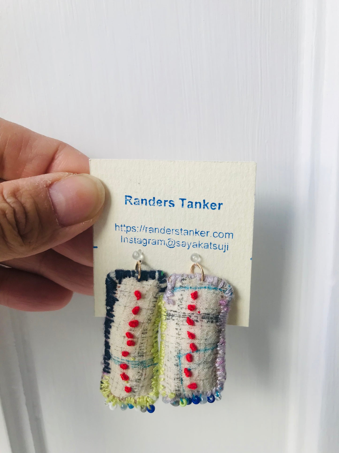 tilbehør håndsyede øreringe muligvis asymmetriske øreringe perler stof slow fashion håndlavede 1745 
