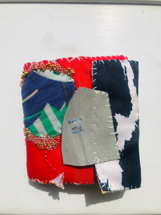 財布　布財布　ハンドメイド　手縫い　刺繍　パッチワーク　二つ折り　2494