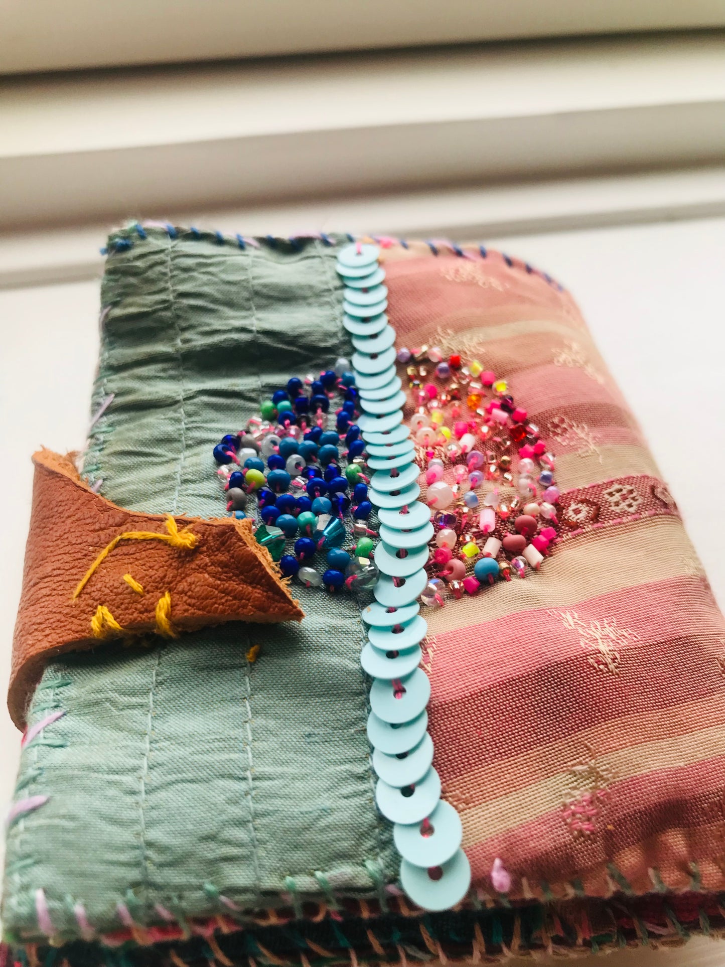 財布　布財布　ハンドメイド　手縫い　刺繍　パッチワーク　二つ折り　1916