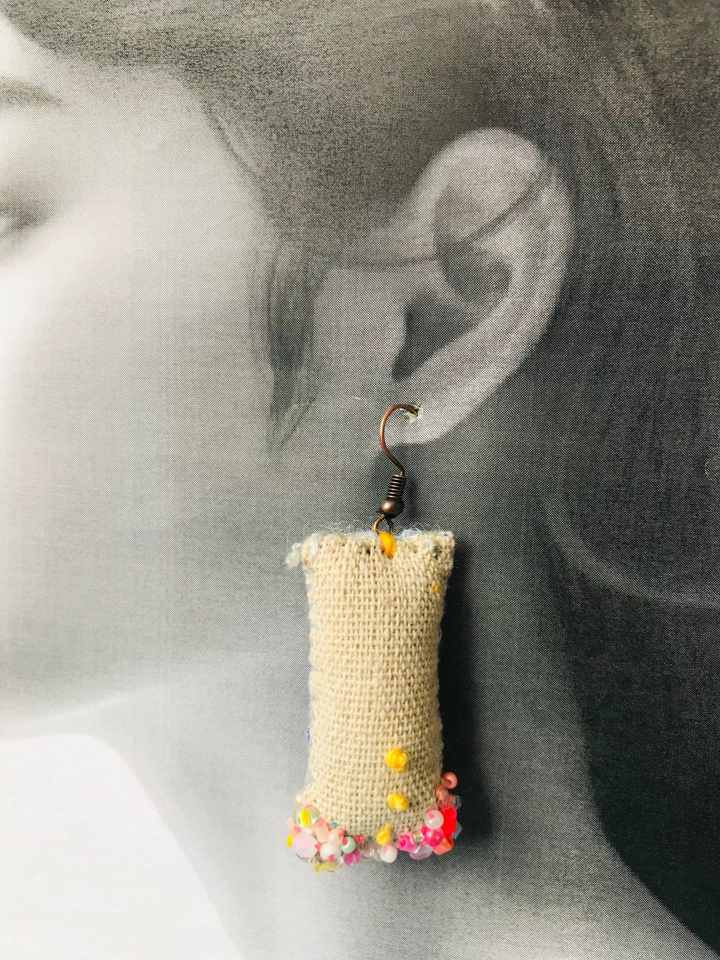 tilbehør håndsyede øreringe muligvis asymmetriske øreringe perler stof slow fashion håndlavede 1744 