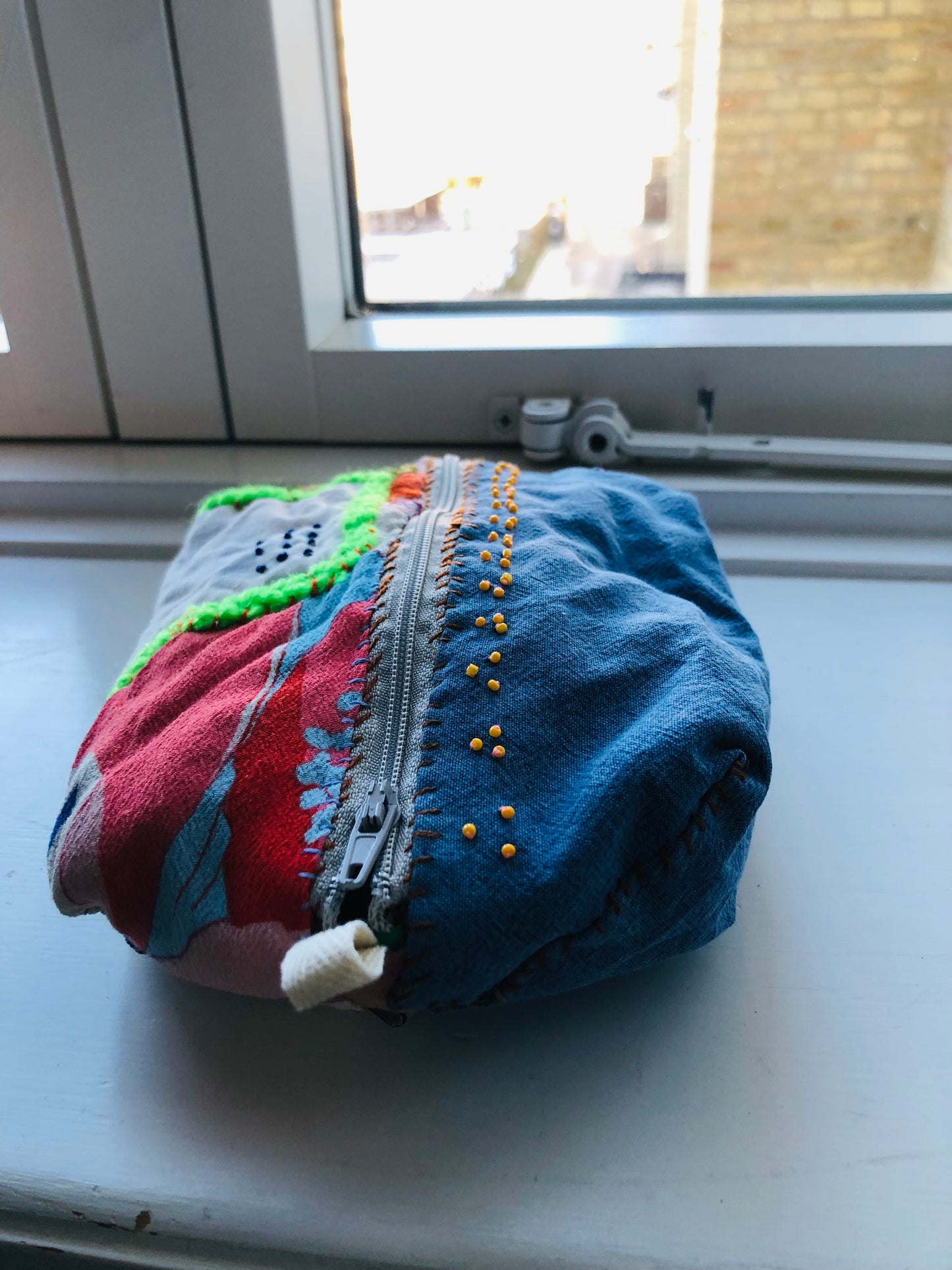 ポーチ　手縫い　布製　 ペンケース　小物入れ　ハンドメイド　ビーズ刺繍　2358