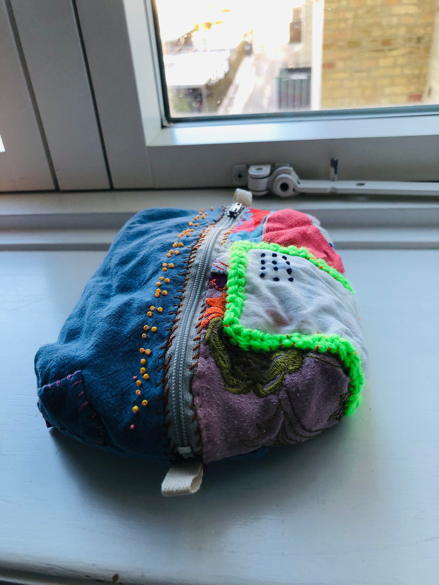 ポーチ　手縫い　布製　 ペンケース　小物入れ　ハンドメイド　ビーズ刺繍　2358