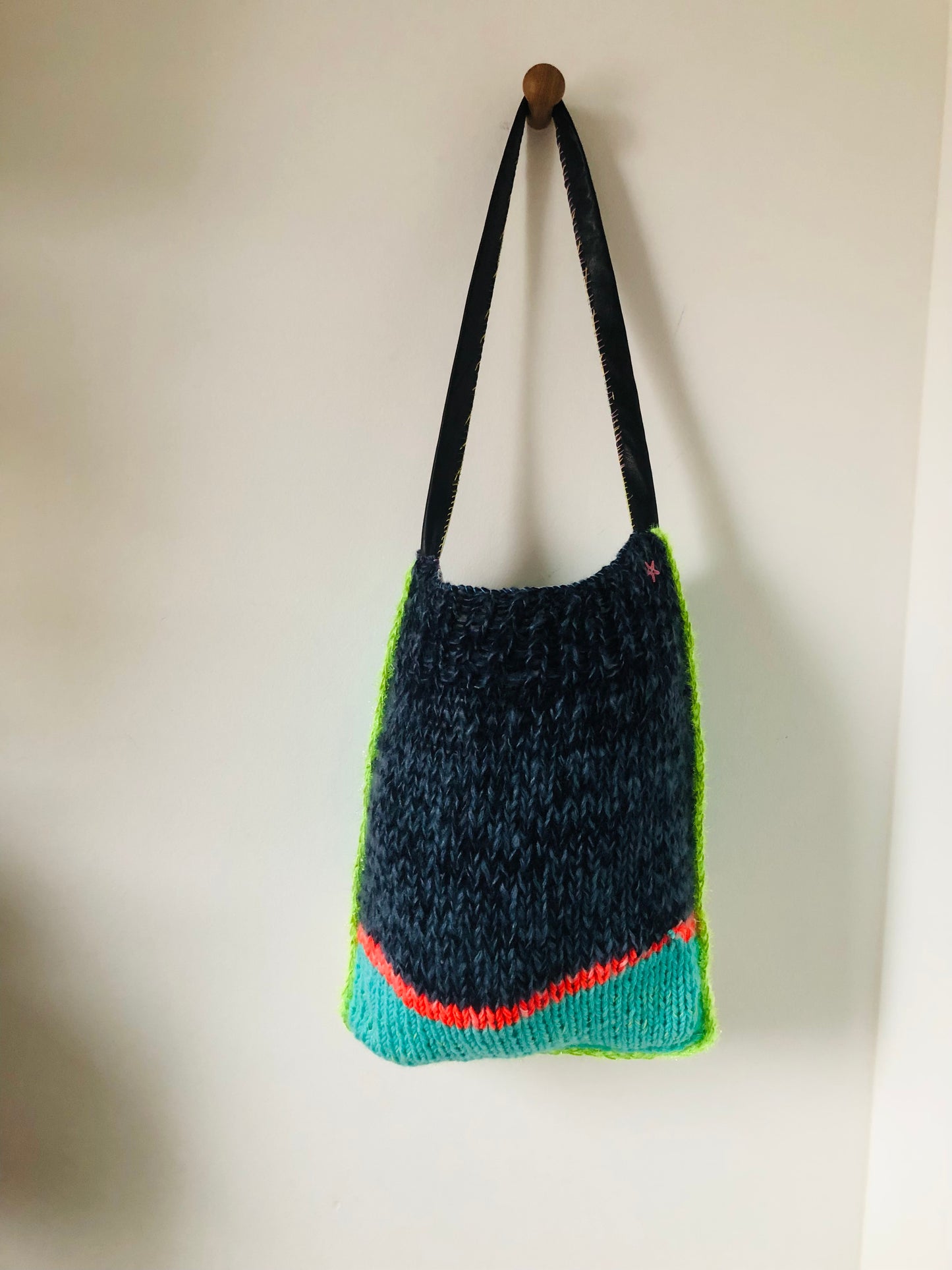Bag 手縫いのバッグ　布製　トートバッグ　スローファッション　ワンハンドルバッグ　ハンドメイド　2382