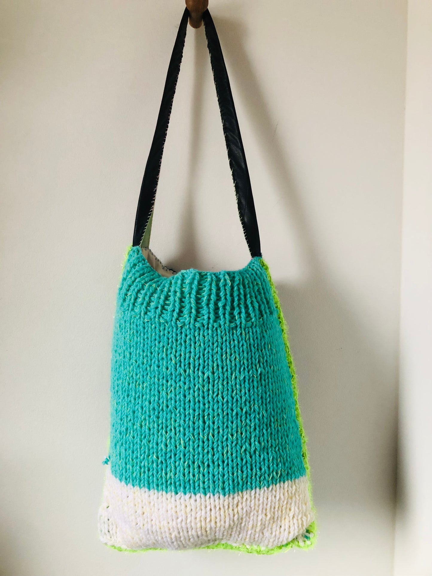 Bag 手縫いのバッグ　布製　トートバッグ　スローファッション　ワンハンドルバッグ　ハンドメイド　2382