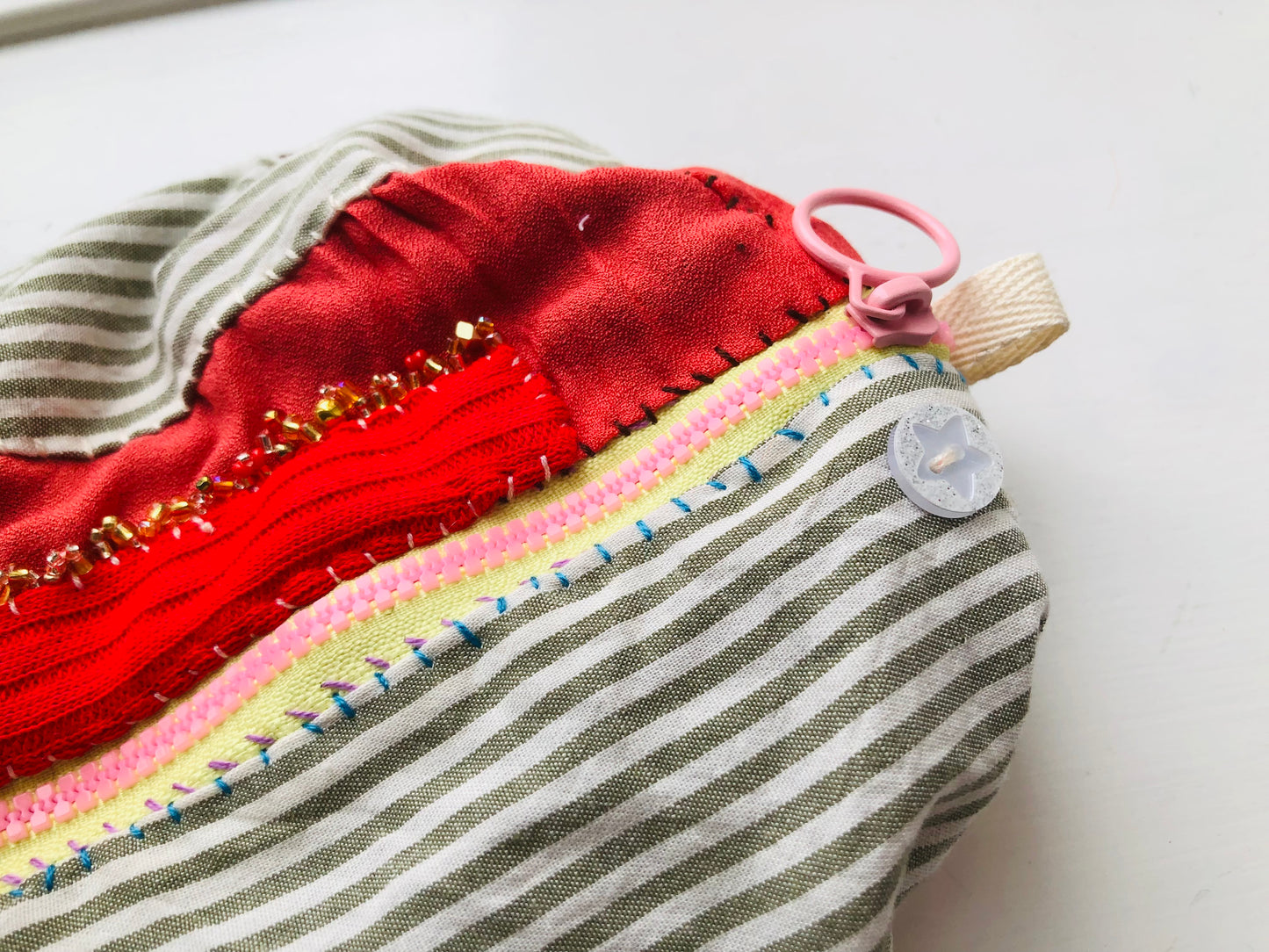 ポーチ　手縫い　布製　 ペンケース　小物入れ　ハンドメイド　ビーズ刺繍　2391