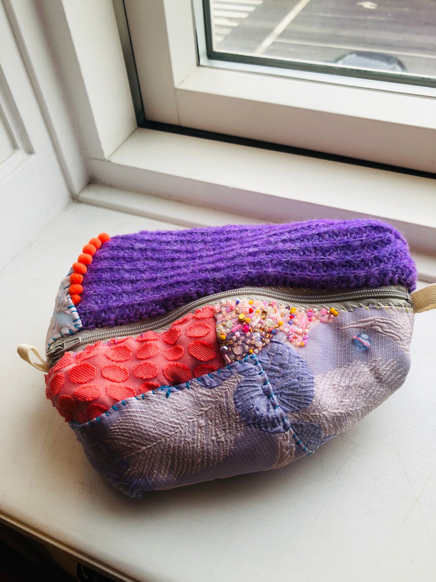 ポーチ　　手縫い　布製　 ペンケース　小物入れ　ハンドメイド　ビーズ刺繍　2389